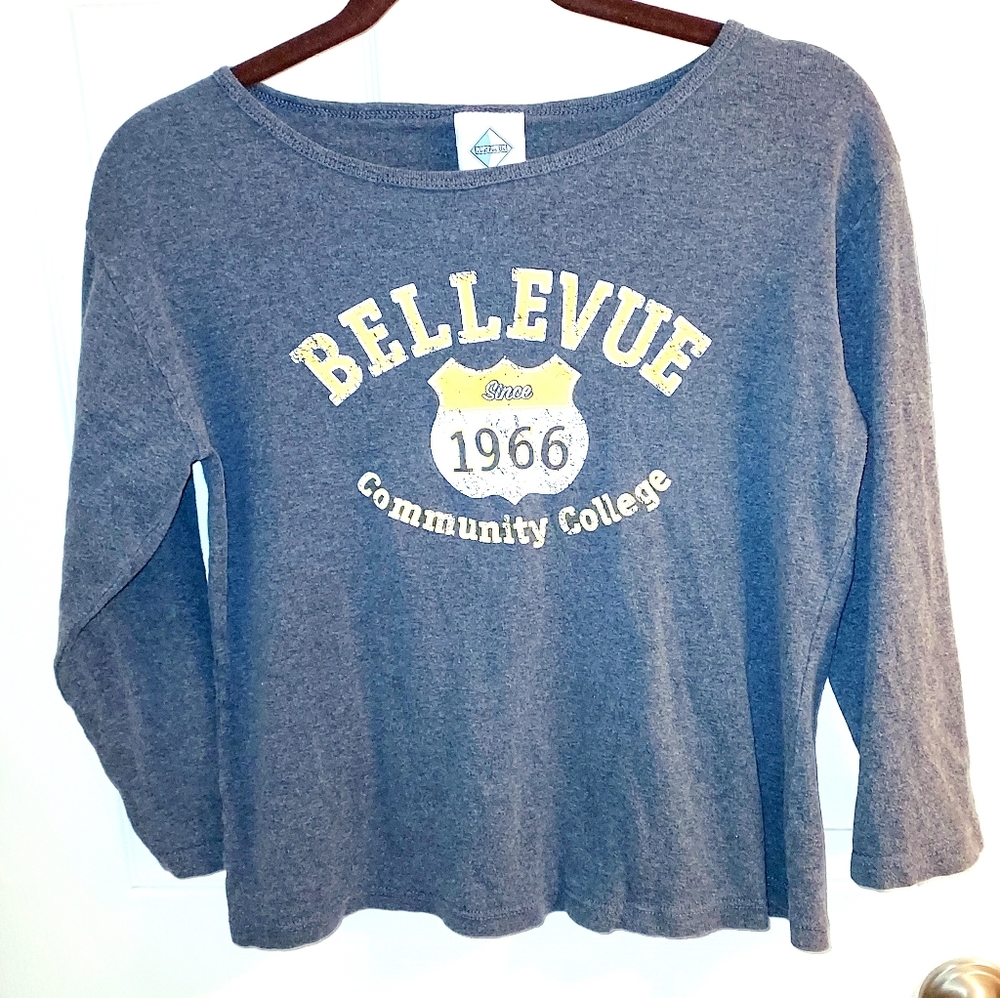 A vintage college long sleeve shirt, size xL